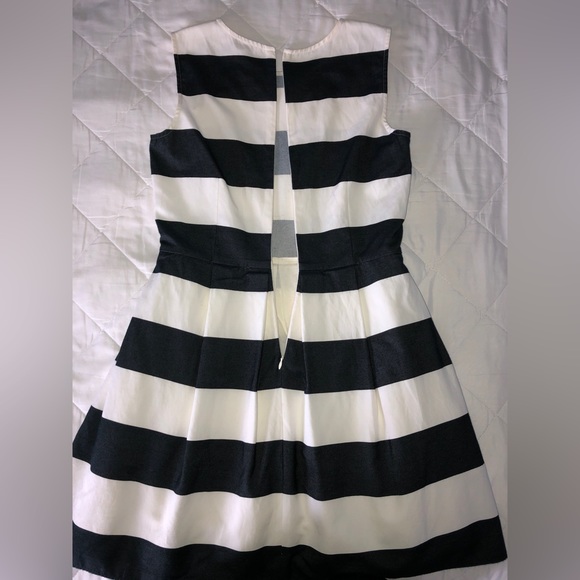 Sleeveless GAP Fit ‘n Flare Dress - Picture 2 of 3